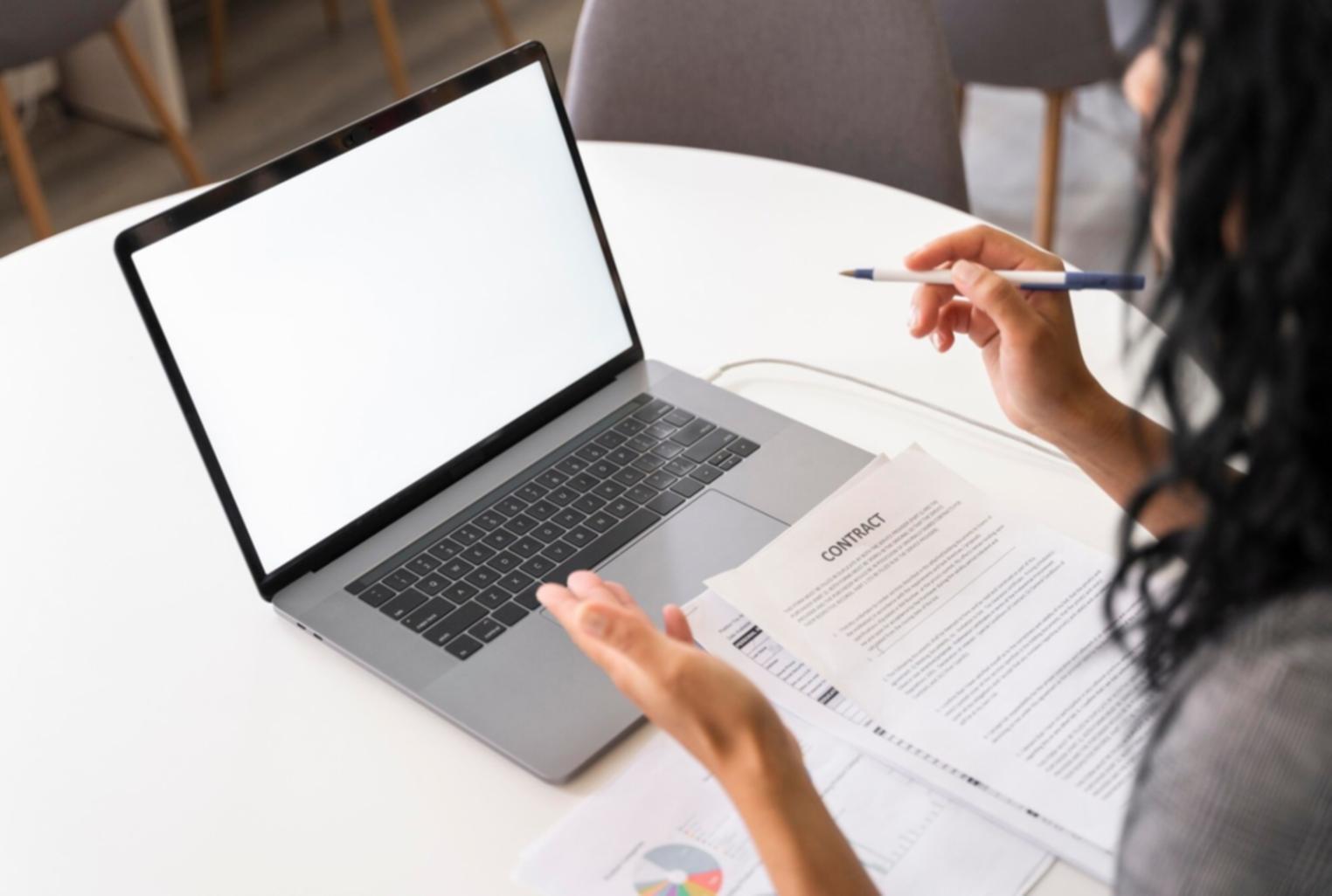 Estudiantes aprendiendo finanzas prácticas